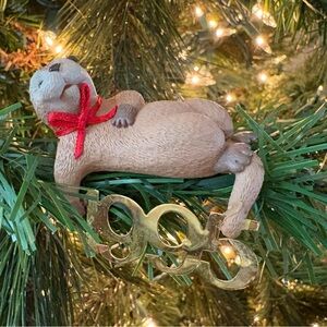 Hallmark 1995 Fabulous Decade Christmas Ornament Clip On Otter 6th Ed